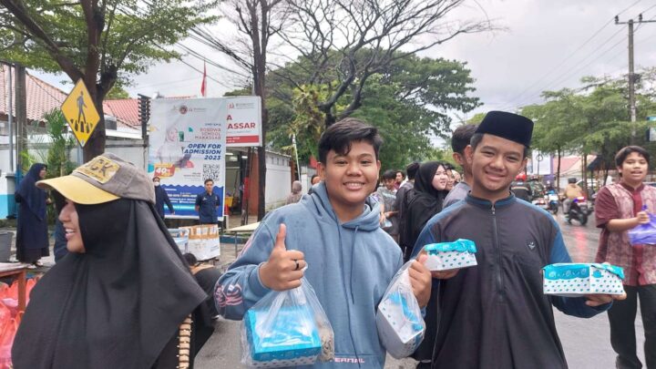 Asah Jiwa Sosial, Siswa Bosowa School Makassar Turun ke Jalan Berbagi Takjil siswa bosowa school makassar
