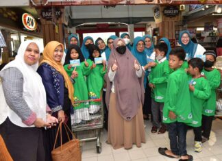 Ketua TP PKK Sulsel Berbagi Kado Lebaran Anak Yatim dan Kaum Dhuafa