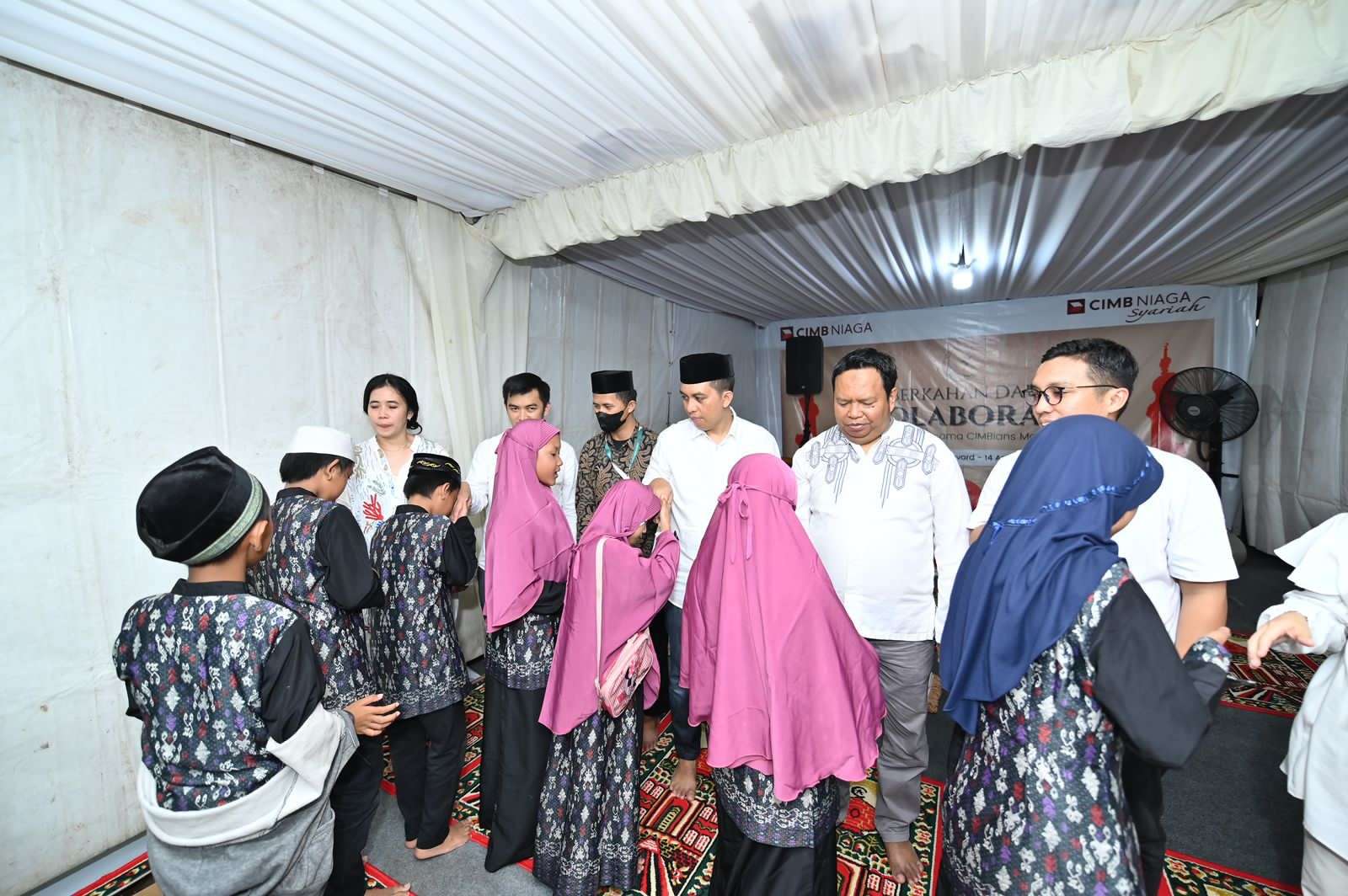 CIMB Niaga Makassar Gelar Buka Puasa Bersama Anak Yatim dan Serahkan Dana Kebajikan