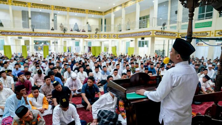 Gubernur Sulsel Laksanakan Salat Tarawih Berjamaah di Masjid Agung Takalar Gubernur Sulsel