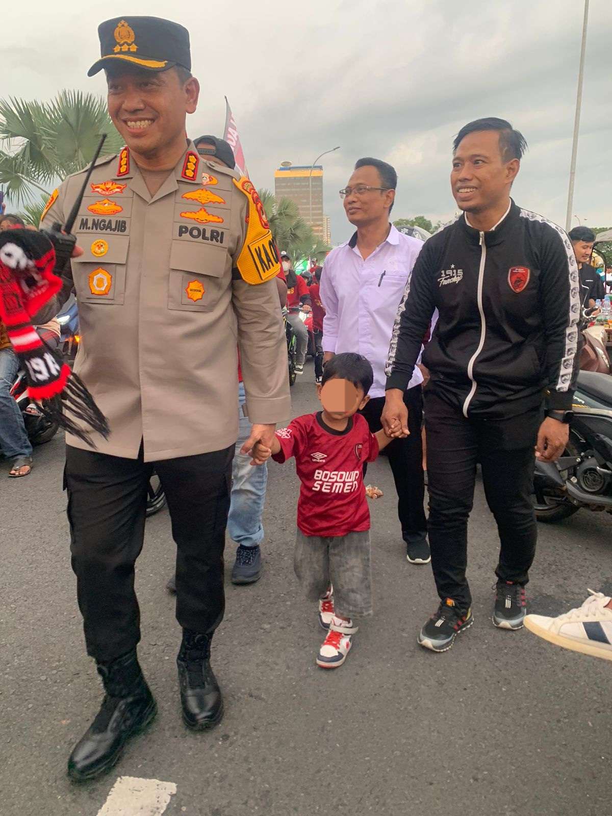 Salut, Kapolrestabes Makassar Amankan Bocah yang Terpisah dari Orang Tuanya Saat Konvoi PSM Makassar