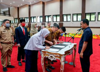 Lantik 13 Pejabat, Gubernur Sulsel Harapkan Loyalitas untuk Bangun Teamwork