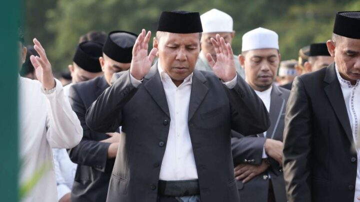 Bersama Ribuan Warga Makassar, Danny Pomanto Salat Ied di Lapangan Karebosi/Humas Kominfo Makassar danny pomanto