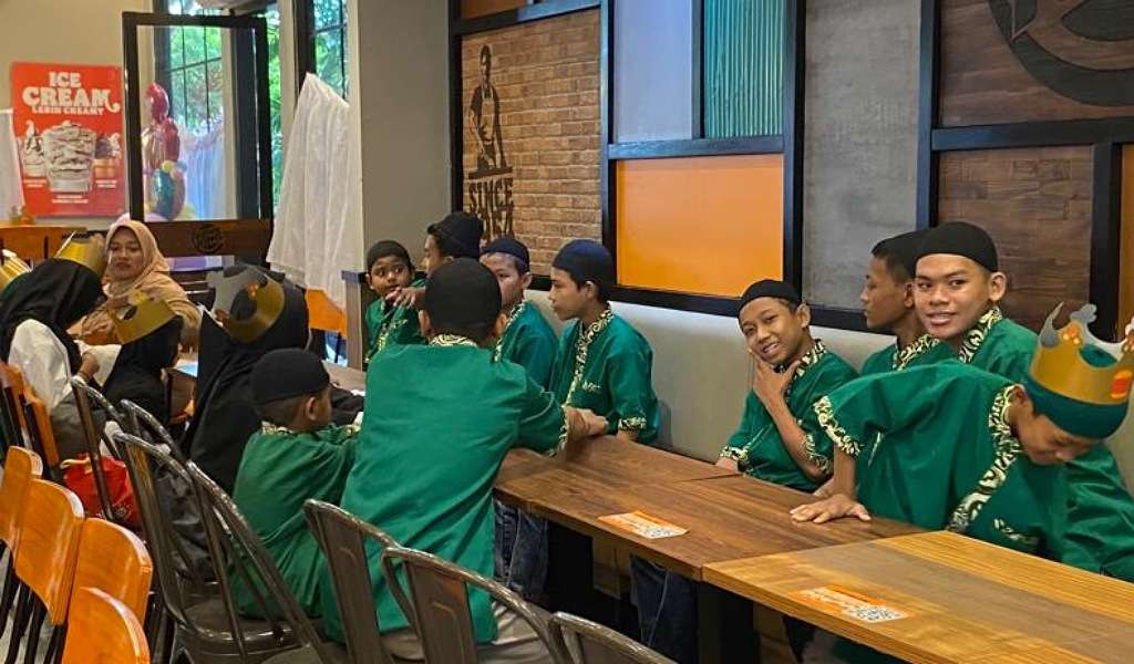 Momen Ramadan 2023, Briton English Education Ajak Ratusan Siswa dan Anak Panti Nobar dan Buka Bersama