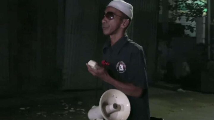 Meski Tidak Dapat Melihat, Pria Ini Keliling Kampung Bangunkan Warga Sahur bangungkan warga sahur