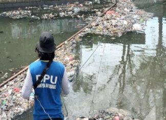 Satgas Drainase Dinas PU Makassar Kembali Bersihkan Sampah di Kanal Al Markaz