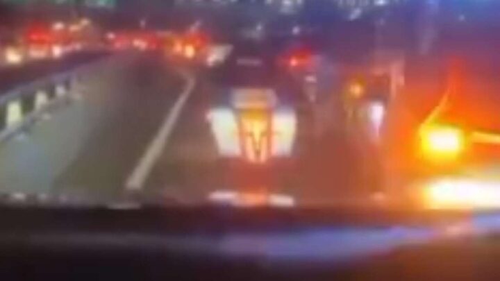 mobil dikawal polisi