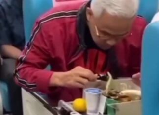 Viral, Ganjar Pranowo Naik Kereta Api: Makan Makanan Sederhana Nasi Dos