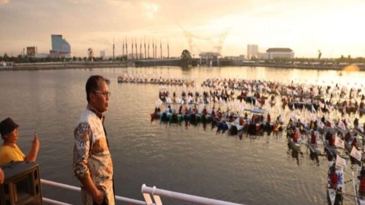 Wali Kota Makassar Pimpin Gladi Pertunjukan Tari Pakarena di Atas 200 Kapal Nelayan wali kota makassar