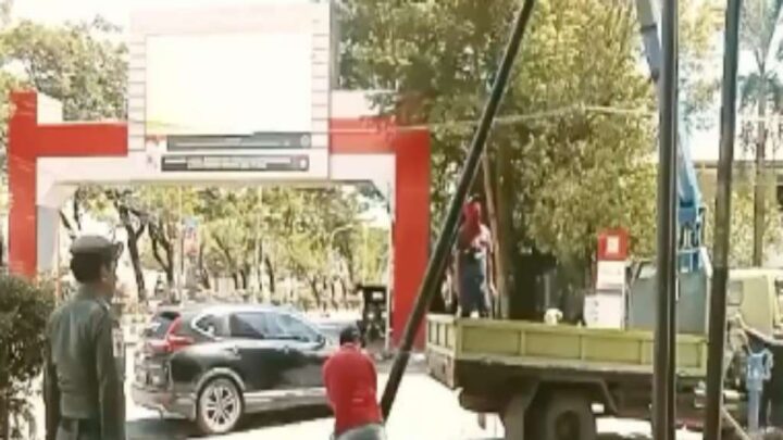 Dinas PU Makassar Cabut Tiang FO yang Mengganggu Estetika Kota Dinas PU Makassar