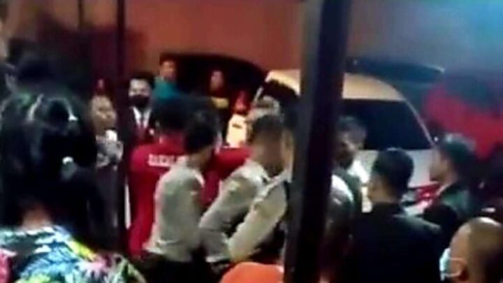Tangkapan layar video petugas kepolisian menangkap seorang WNA asal Nigeria yang menganiaya dua nenek-nenek penghuni apartemen(dok instagram info_kelapa_gading) warga negara asing