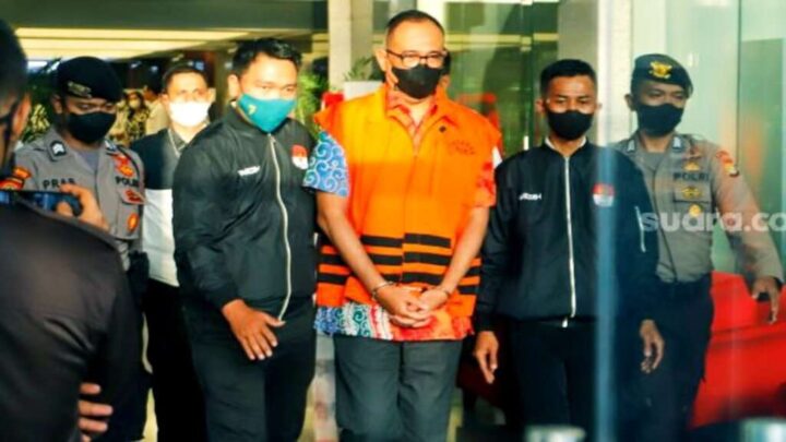 Tersangka Mantan Kepala Bagian Umum Kantor Wilayah DJP Jakarta Selatan II Rafael Alun Trisambodo (foto: dok Suara.com/Alfian Winanto) tindak pidana pencucian uang