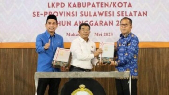 Ketua DPRD Makassar Rudianto Lallo (Kiri) bersama Wali Kota Makassar Danny Pomanto (kanan) saat penyerahan WTP oleh BPK/Makassarmetro.com ketua dprd makassar