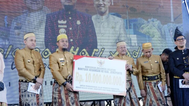 Momen Hari Jadi Jeneponto Ke-160, Gubernur Sulsel Serahkan Bantuan Keuangan Rp10 Miliar Gubernur Sulsel