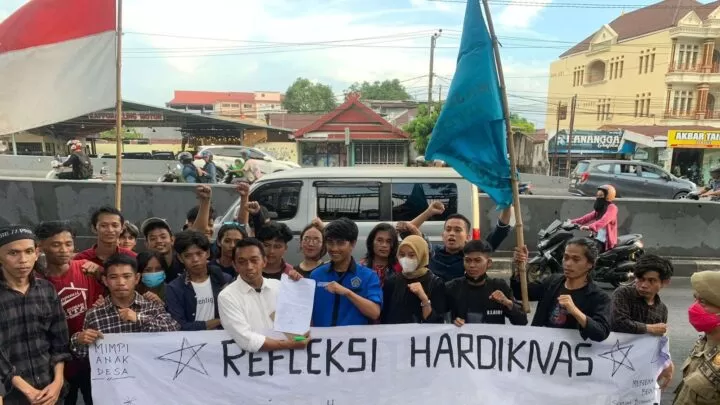 Hari Pendidikan Nasional, Syaharuddin Alrif Terima Massa Aksi Unjuk Rasa hari pendidikan nasional