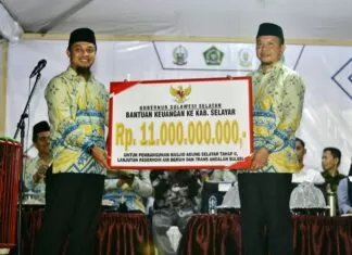 Gubernur Sulsel Serahkan Bantuan Rp11 Miliar untuk Pembangunan Masjid Agung Selayar Tahap II