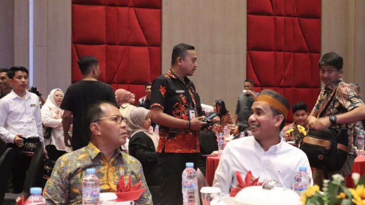 Bersama Rudianto Lallo, Wali Kota Makassar Danny Pomanto diganjar Penghargaan dari LKS Tripartif wali kota makassar