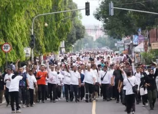 Gubernur Sulsel Ikuti Jalan Anti Mager Bersama Ribu Masyarakat di Pinrang
