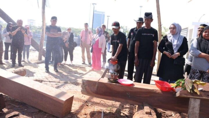 Wali Kota Danny Pomanto Pantau Progres Pembuatan Pinisi di CPI Makassar/Humas Kominfo Makassar danny pomanto