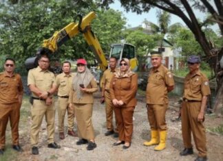 Pembersihan Saluran Drainase di Makassar, Langkah Konkret Dinas PU dalam Menjaga Kelancaran Aliran Air