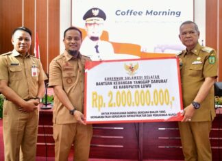 Gubernur Sulsel Serahkan Bantuan Rp2 M untuk Tanggap Darurat Banjir di Luwu