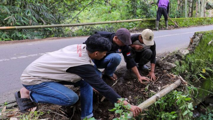 Semangat Gotong Royong, OMG Sulsel Bersama Warga Desa Rappolemba Kompak Perbaiki Pembatas Jembatan Gotong royong