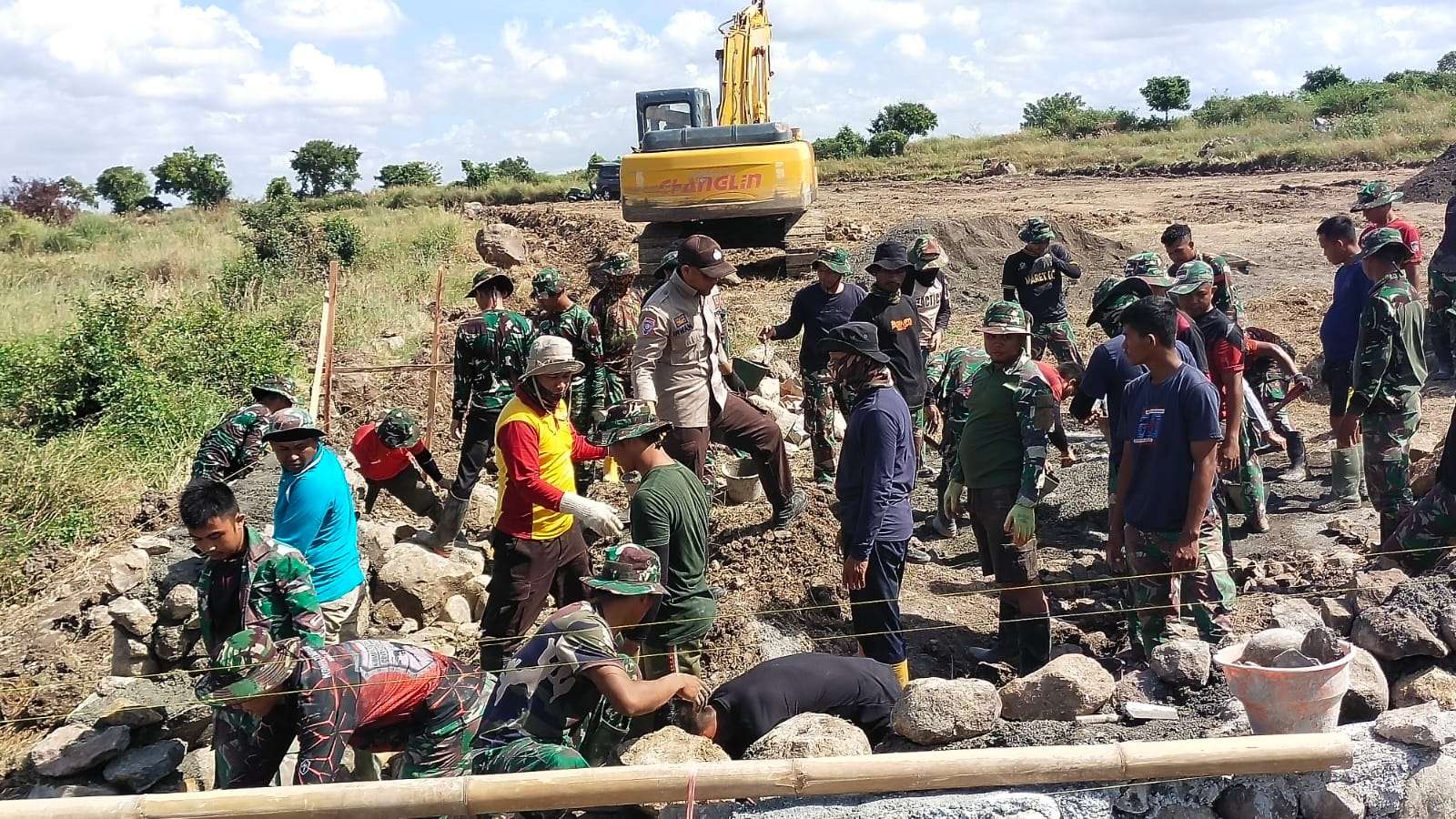 Soliditas TNI Polri di TMMD Ke-116 Meniti Jalan Wujudkan Harapan Rakyat