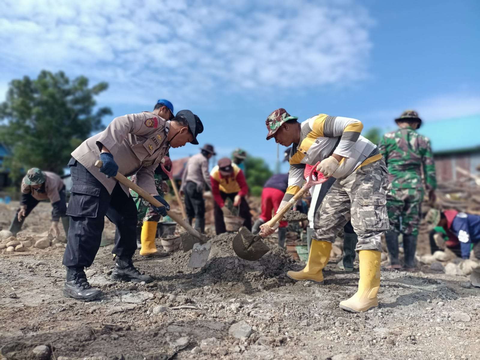 Soliditas TNI Polri di TMMD Ke-116 Meniti Jalan Wujudkan Harapan Rakyat