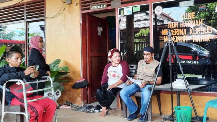 Di Tengah Keterbatasan, Wanita Disabilitas di Pinrang Sukses Bangun Usaha Pakaian Wanita disabilitas
