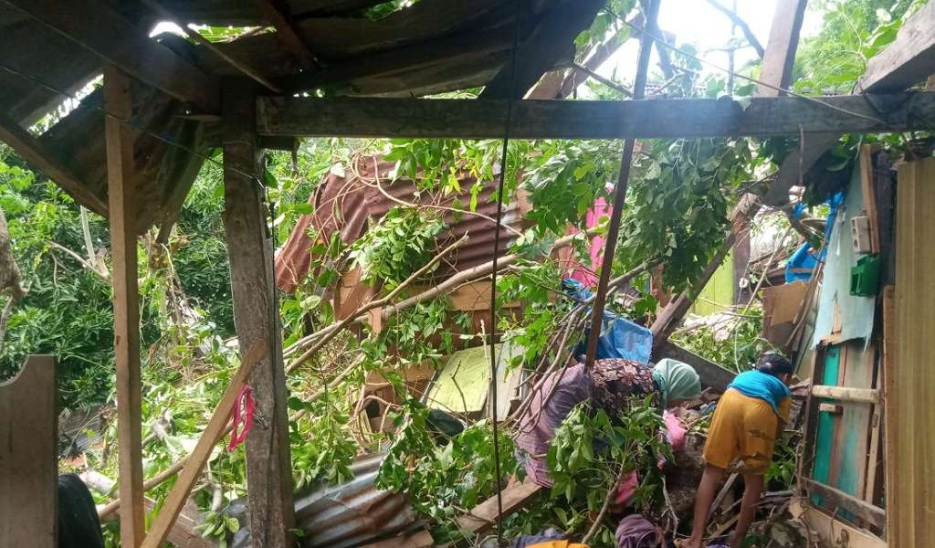 Longsor dan Pohon Tumbang Timpa Rumah Warga di Kecamatan Herlang Bulukumba, Dua Korban Dilarikan ke PKM