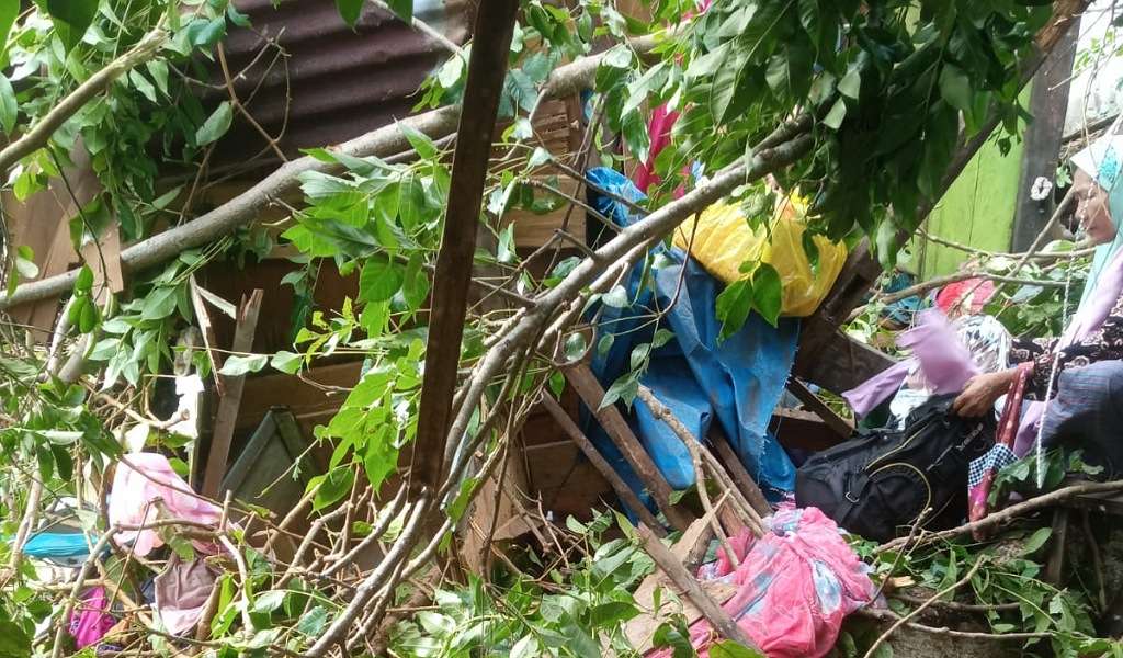 Longsor dan Pohon Tumbang Timpa Rumah Warga di Kecamatan Herlang Bulukumba, Dua Korban Dilarikan ke PKM