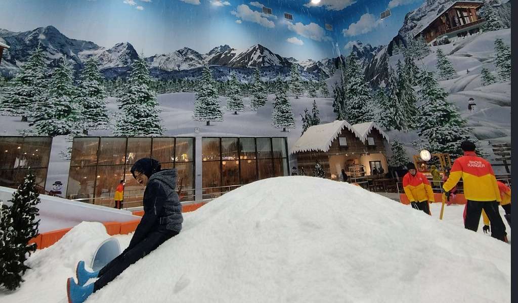 Ingin Menikmati Pemandangan Salju Layaknya di Eropa? Ayo Datang ke Trans Snow World Makassar