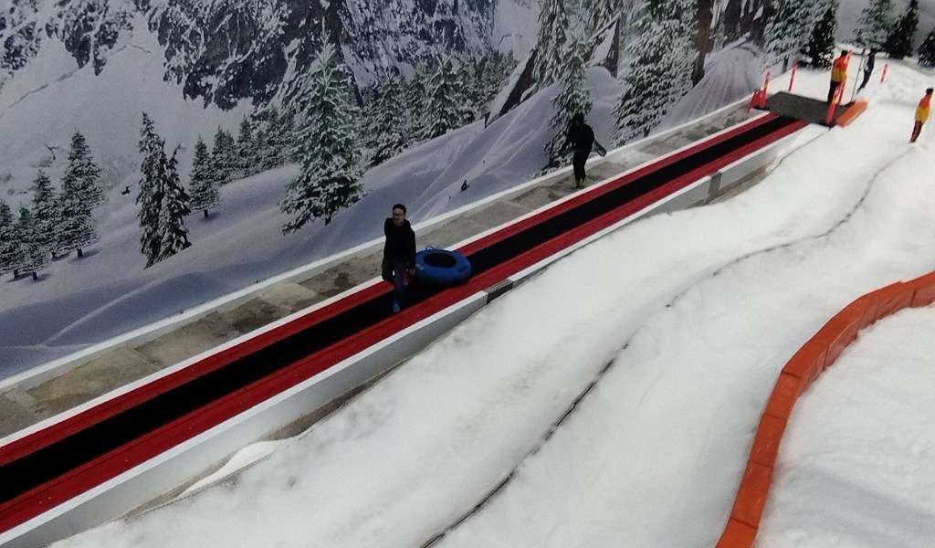 Ingin Menikmati Pemandangan Salju Layaknya di Eropa? Ayo Datang ke Trans Snow World Makassar