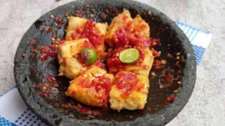 Simak! Resep Tahu Geprek Crispy Sambal Bawang yang Pedasnya Mantul tahu geprek sambal bawang