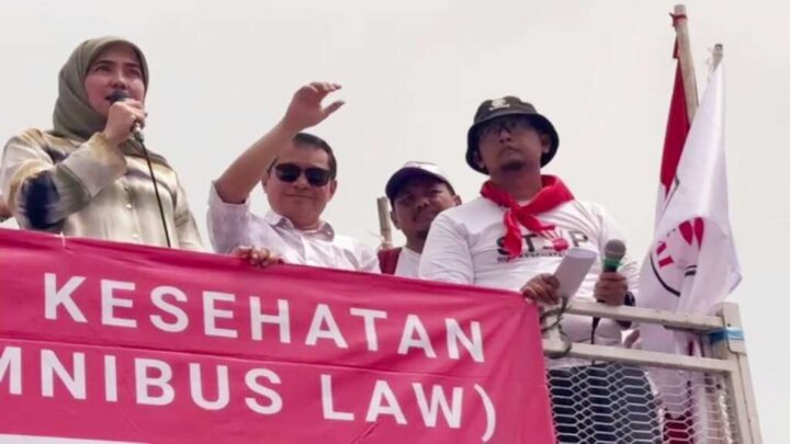 Demo nakes tolak ruu kesehatan