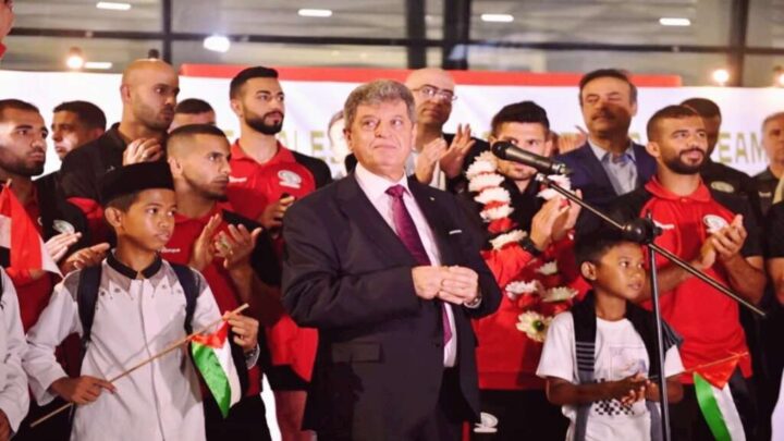 Duta Besar Palestina untuk Republik Indonesia, Zuhair Al-Shun bersama keluarganya menyambut Tim Nasional Palestina yang tiba di Bandara Udara Internasional Soekarno Hatta pada hari Sabtu, 10 Juni 2023 malam (foto: dok PSSI) duta besar palestina