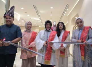 Indira Yusuf Ismail Resmikan UMKM Bisnis Fashion Butik Muslimah KAMI di TSM