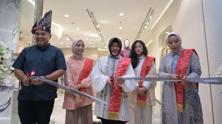Indira Yusuf Ismail Resmikan UMKM Bisnis Fashion Butik Muslimah KAMI di TSM Indira Yusuf Ismail