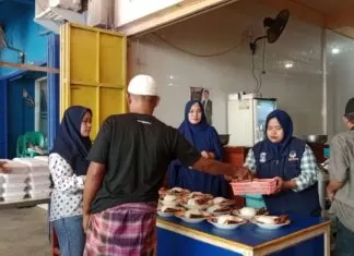 Jumat Berkah, NasDem se-Sulsel Bagikan Sembako dan Makanan Siap Saji