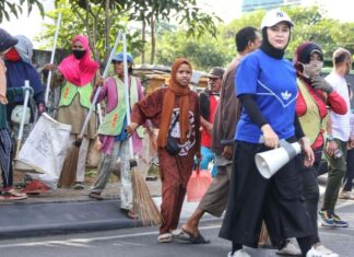 Jalan Kaki Sepanjang 3 Km, Wakil Wali Kota Makassar Tanam Pohon dan Pantau Aksi Jumat Bersih