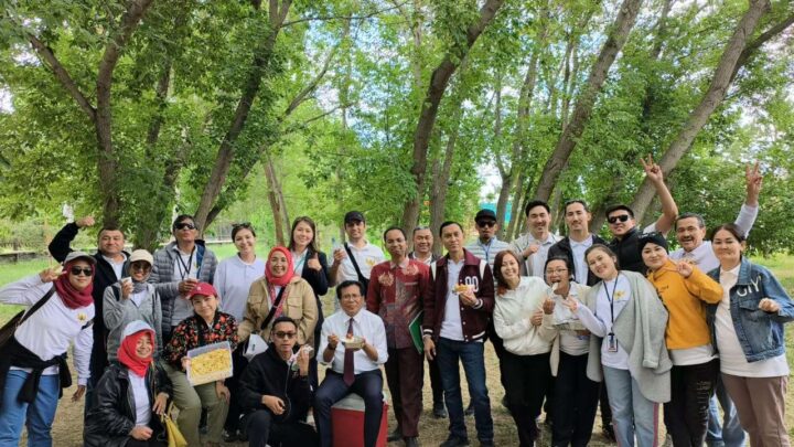 Meriahkan HUT RI ke-78, KBRI Astana Gelar Jalan Santai dan Perlombaan Olahraga dubes fadjroel rachman