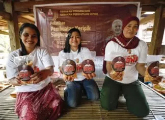 Pemuda dan Perempuan Latih Ibu-Ibu Buat Keripik Singkong di Gowa