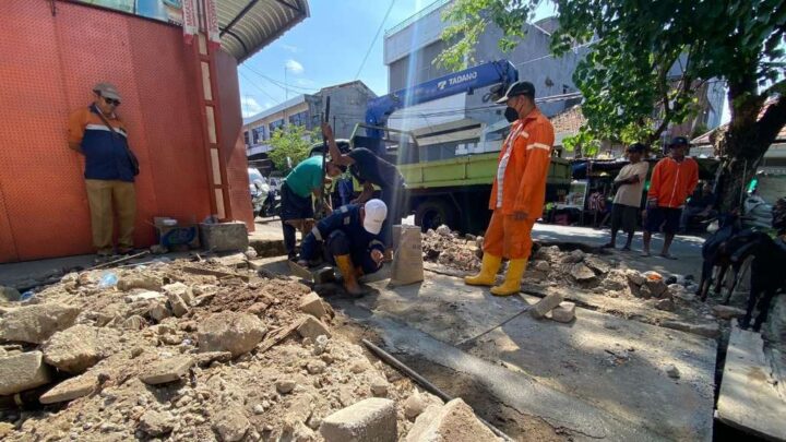 Terima Aduan Warga, Dinas PU Makassar Turunkan Tim Perbaiki Jalan Rusak di Jalan Bandang dinas pu makassar