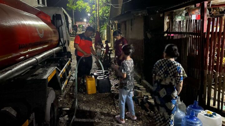 BPBD Sulsel Distribusikan Air Bersih ke Warga di Kompleks Kodam 3 Makassar BPBD Sulsel