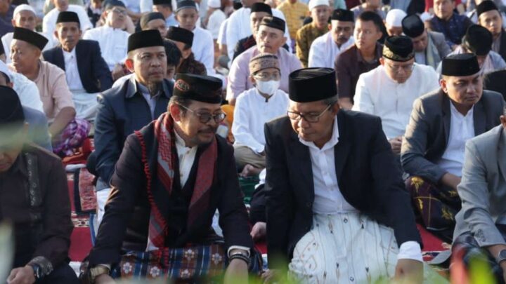 Wali Kota Makassar Danny Pomanto Salat Idul Adha bersama Mentan SYL di Lapangan Karebosi/Humas Kominfo Makassar mentan syl