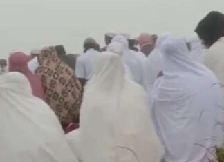 Unik, Ratusan Warga Sulsel Daki Puncak Gunung Lompobattang Demi Salat Idul Adha
