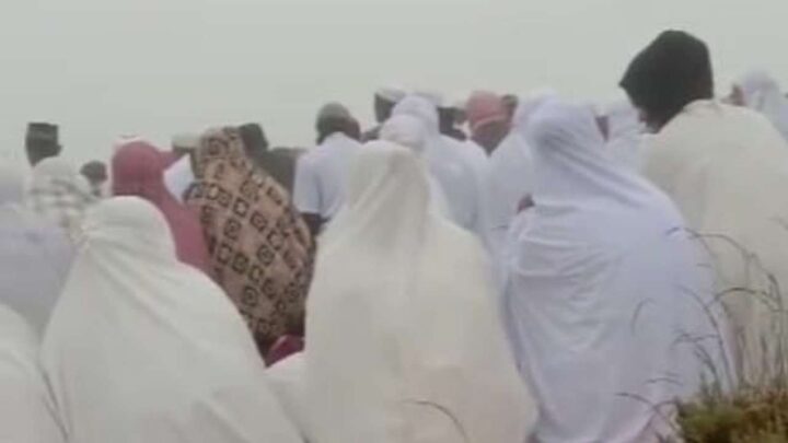 Ratusan Warga Sulsel Daki Puncak Gunung Lompobattang Demi Salat Idul Adha/Rls puncak gunung lompobattang