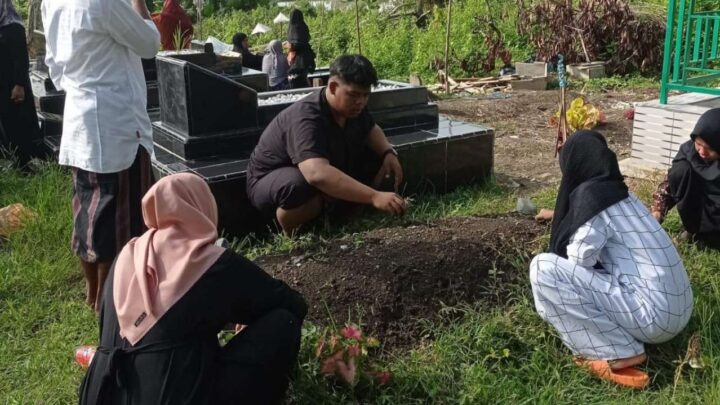 Tradisi Ziarah ke Makam di Hari Raya Idul Adha ziarah ke makam
