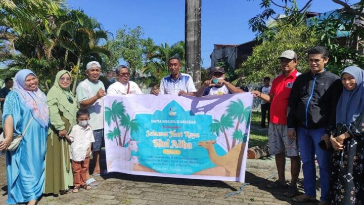 Sentra Wirajaya Makassar Bagi Ratusan Paket Daging Kurban ke Warga Sekitar sentra wirajaya makassar