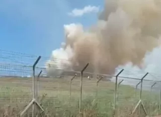 Ilalang Terbakar di Ujung Runway Bandara Sultan Hasanuddin, Kepulan Asap Tebal Selimuti Landasan